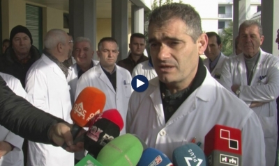 Protestë për mjekun e dhunuar. Në Spitalin e Durrësit kërkojnë mbrojtje