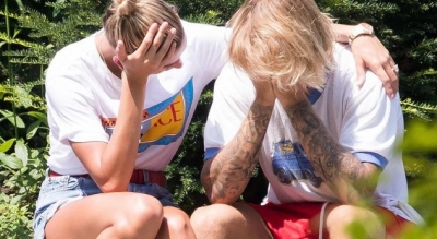 Justin Bieber zbulon arsyen pse po qante pranë të fejuarës
