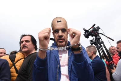 Nga dhunimi i gazetarëve deri te pankartat pikante për Elisa Spiropalin/ Protesta në 40 foto
