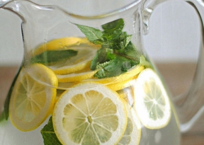 Zëvendësoni kafenë me ujë me limon