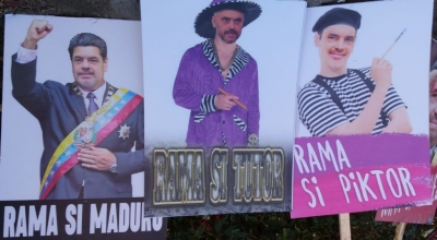 FOTOT/ Si Moduro, Chavez e tutor, pankartat thumbuese të opozitës për Ramën