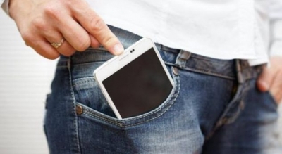 A është e rrezikshme ta mbani telefonin në xhepin tuaj?