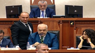 Plas në Kuvend, Edi Rama nxihet i gjithi