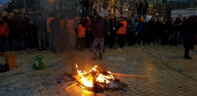 LIVE/ Protestuesit nuk lëshojnë parlamentin, brenda vijon seanca