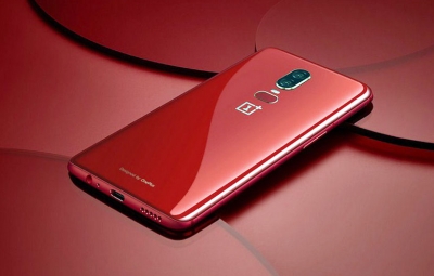 Del në treg celulari OnePlus 6 me ngjyrë të kuqe