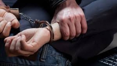 Kërkohej për drogë dhe armë, prangoset 28 vjeçari në Mat