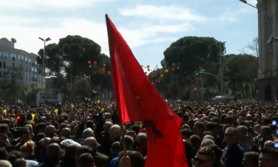 Protestuesit rrethojnë Kryeministrinë