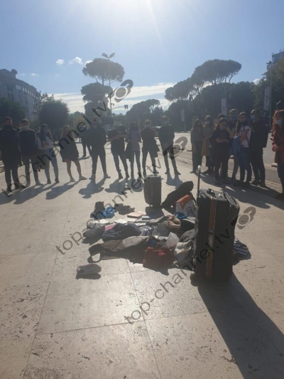 Studentët të revoltuar/ Hedhin rrobat, librat dhe valixhet e tyre te Kryeministria