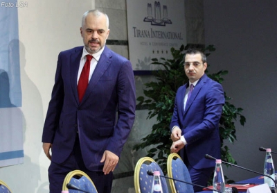 Erdhi, pa, la një mesazh të koduar dhe iku…