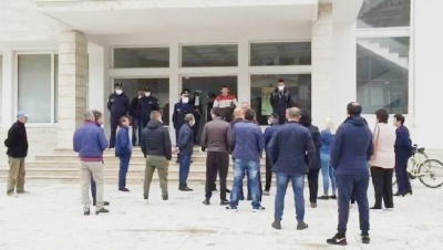Tregtarët e Beratit protestë para bashkisë për ‘pagën e luftës’: &quot;S’kemi përfituar asgjë,jemi pa bukë&quot;.