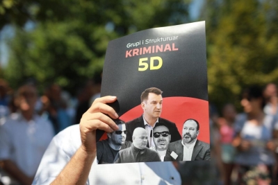 Qytetarët sfidojnë të nxehtin, protestojnë sërish përpara bashkisë