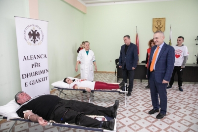 Presidenti Meta në Kuçovë: Të nxisim vullnetarizmin jo vetëm për dhurimin e gjakut, por edhe për kauza të tjera sociale.