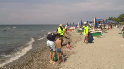 Qeveria ka ‘halle’ të tjera, të huajt pastrojnë plazhet shqiptare