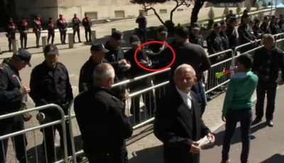 Gjesti simbolik i protestuesit, shihni çfarë i shpërndan policëve