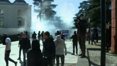 Policia përdor gazin mbi protestuesit tek parlamenti
