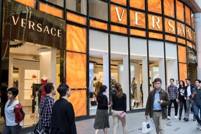 Çfarë ndodhi me veshjet në Kinë? Versace kërkon falje…