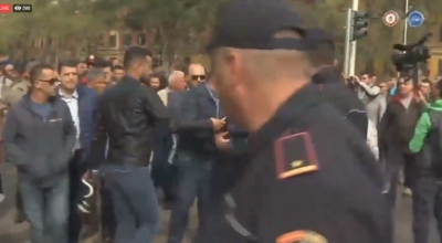 VIDEO LIVE/ Nis protesta e opozitës, policia pengon protestuesit