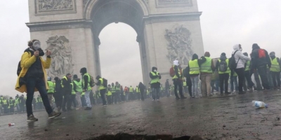 Francezët nuk ndalojnë! – Protesta për Krishtlindje. Kërkojnë dorëheqjen e Macron