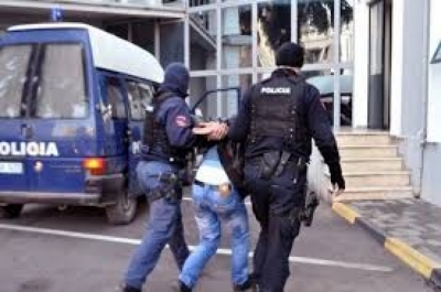 Fishekë në banesë dhe akuza për vjedhje, 2 në pranga në Gjirokastër