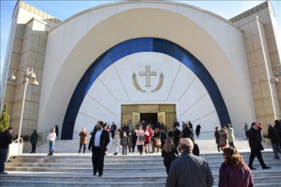 Besimtarët katolikë dhe ortodoksë kremtojnë lindjen e Krishtit