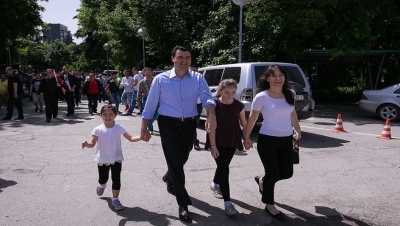 ‘Prindër, motra, vëllezër, bij e bija shqiptarësh&#039;, ftesa e Bashës: të gjithë bashkë sonte në ora 20.00