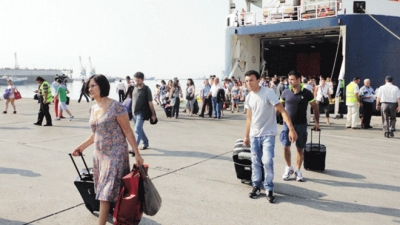 Ndalohen kamerat të filmojnë kaosin që po kalon Porti i Durrësit