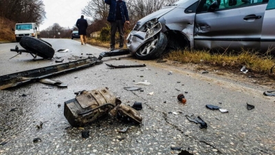 Përplasen dy makina në Milot, shoferët në spital (VIDEO)