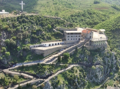 Pelegrinazhi te Kisha e Laçit: Ja rrugët ku nuk lejohen makinat