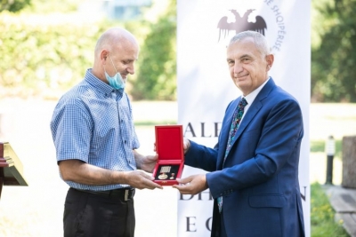 Dhurimi i Gjakut”, Meta vlerëson mjekun nga Kosova: Mirënjohje veteranëve të UÇK që mbështesin kauzat sociale dhe promovojnë vlerat kombëtare