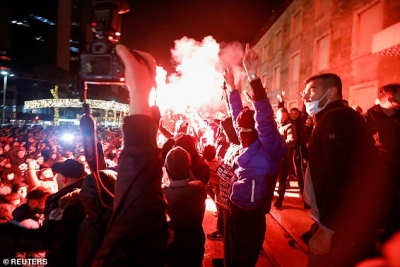 “Efektivi qëlloi për vdekje një person për shkelje të orës policore”/ Si u pasqyrua protesta në Tiranë nga mediat ndërkombëtare