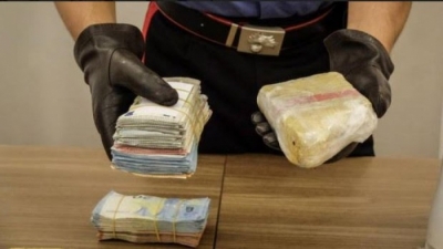 Një shqiptar 35-vjecar arrestohet në Itali, laborator droge dhe mijëra euro