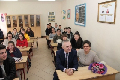 Meta uron nxënësit me foton e veçantë nga bankat e shkollës: Qoftë një vit i mbarë e plot arritje të shkëlqyera