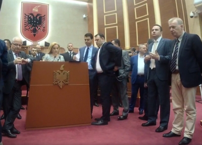 Video/ Ruci i ndërpret fjalën Vokshit, opozita bllokon foltoren