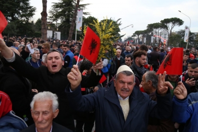 Presidenti thirrje protestuesve: Kthehuni paqësisht në shtëpitë e juaja. Mimozat dhurojani…