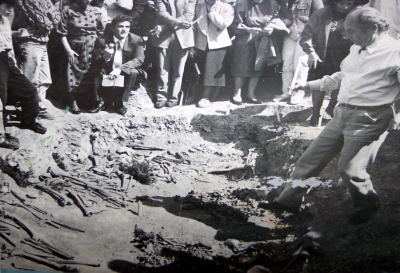 Foto e vitit 1993. Çast nga zbulimi i gropës ku ishin varrosur 22 viktimat e terrorit komunist