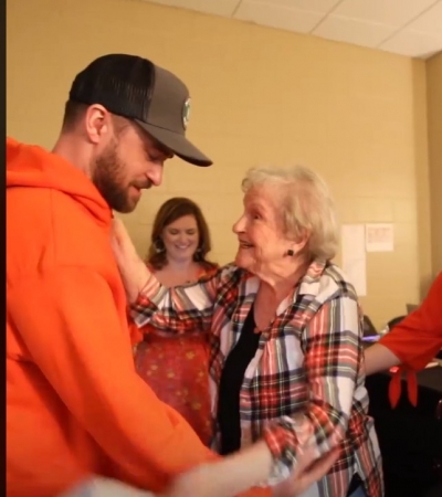 Justin Timberlake befason fansen e tij 88 vjeçare
