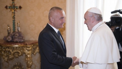 Presidenti Shqipërisë Meta i uron ditëlindjen Papës Françesku