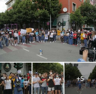 Berisha publikon fotot nga protesta perpara Ministrise se Arsimit/&quot;Ju lumte maturanteve&quot;