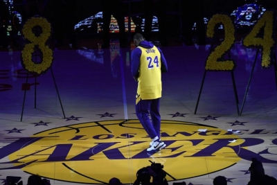 Video/ Lot, trëndafila dhe dy stolat bosh… Homazhe drithëruese të LA Lakers për Kobe Bryant