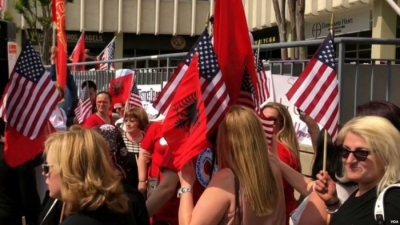 Komuniteti shqiptar, protestë para ambasadës serbe në Uashington, çfarë kërkojnë