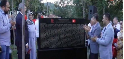 Foto e titullarëve të Bashkisë që inauguruan memorialin për dështimin e grushtit të shtetit në Turqi
