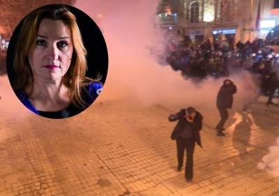 &quot;Nën gaz Tirana e pagaz&quot;, reagimi ndryshe i Flutura Açkës në krah të protestuesve të opozitës