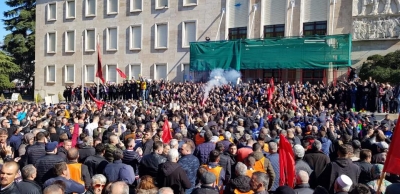 Sali Berisha reagon nga sheshi për protestën historike