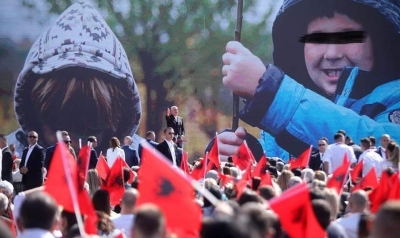 Aktivistit i “vjedhin” të birin në mitingun e PS: Kleptokracia në nivelin e perversitetit