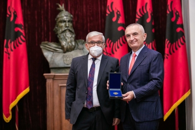 Presidenti Meta vlerëson me dekoratën ‘Nënë Tereza’, themeluesin e Urdhrit të Infermierit të Shqipërisë