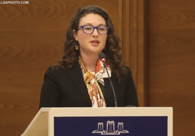 Ambasada e SHBA: Pesëmijë shqiptarë në misionet e NATO-s dhe BE-së