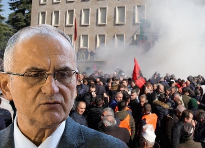 Vasili: &quot;Qeveria me gaz helmues luftarak qytetarëve, pse heshtin ambasadorët?&quot;