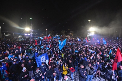 Zemërimi popullor mposht rregullat e pandemisë, mijëra në sheshin “Nënë Tereza”