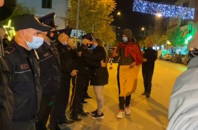 Në Durrës protestohet ndryshe, të rinjtë përshëndeten e përqafohen me policët