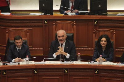 Deputeti i PS kundër shkarkimit të Bushatit, miratohen detyrat për ish-ministrat